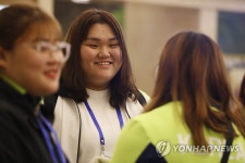 선발대와 인사하는 이선미 | 연합뉴스