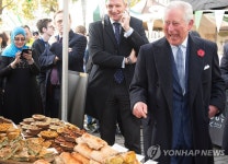 농산물 전시장 찾은 영국 찰스 왕세자 | 연합뉴스