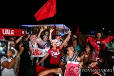브라질 룰라 석방길 열려…환호하는 지지자들 | 연합뉴스