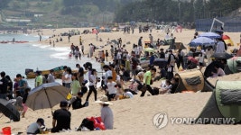 관광객으로 붐비는 속초해변 | 연합뉴스