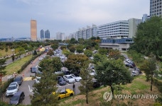 전국 거리두기 1단계로 완화…한강공원 주차장은 만차 | 연합뉴스