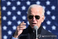 미시간주에서 선글라스 끼고 유세하는 바이든 | 연합뉴스