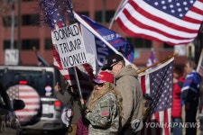 미 콜로라도 주의회 앞 트럼프 지지 시위대 | 연합뉴스