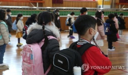 마스크로도 가려지지 않는 설렘…코로나 속 초등학교 입학식 | 연합뉴스