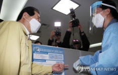 정총리 최고 품질 주사기 우선 활용해 1명이라도 더 접종 | 연합뉴스
