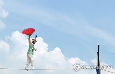 구름을 배경 삼아…줄타기 명인의 공연 | 연합뉴스