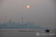 캐나다 토론토 상공 뒤덮은 산불 연무 | 연합뉴스