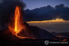 활발한 화산 분화로 341차례 지진 감지된 스페인 라팔마섬 | 연합뉴스