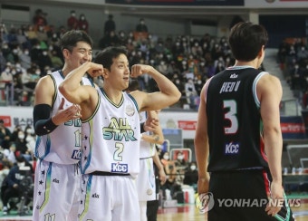 '팀 허웅', 올스타전서 '팀 허훈' 격파…MVP 영예도 허웅 | 연합뉴스
