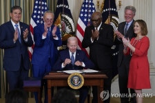 바이든, 인플레 감축법 서명…한국산 전기차 보조금 제외 비상 | 연합뉴스