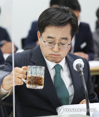 물 마시는 김동연 경기도지사 | 연합뉴스