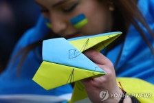 잉글랜드전서 국기색 종이비행기 든 우크라 축구팬 | 연합뉴스
