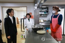 한밭종합사회복지관 급식소 직원들에게 감사인사 전하는 김건희 여사 | 연합뉴스