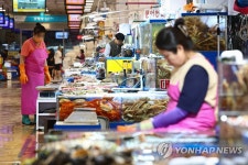 손님 기다리다 잠든 수산시장 상인 | 연합뉴스