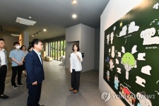 역사문화관 내부 살펴보는 최응천 문화재청장 | 연합뉴스