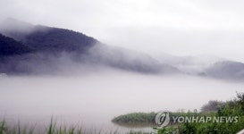 물안개 가득한 춘천 호수 | 연합뉴스
