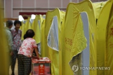 난산초등학교에 들어선 재난 구호 쉘터 | 연합뉴스