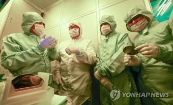 이주호 부총리, 서울대 반도체공동연구소 시설견학 | 연합뉴스