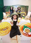 눈과 입으로 즐기는 크리스피크림 도넛 신제품 | 연합뉴스