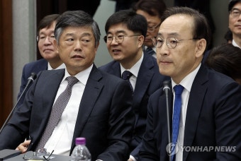 대화 나누는 윤준 서울고등법원장과 김정중 서울중앙지방법원장 | 연합뉴스