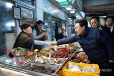 민생탐방…윤 대통령, 의정부제일시장 방문 | 연합뉴스