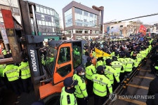 광화문 농성장서 전농 트랙터 견인…찬탄단체 육탄저지 경찰충돌 | 연합뉴스
