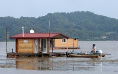 물 위에 뜬 낚시좌대 장맛비에 충남 서부 해갈 기대 | 연합뉴스