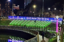 부산 수영강 산책로 2㎞ 빛으로 물들었다 | 연합뉴스