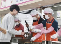 [동정] 천창수 울산교육감, 학교 급식 종사자 업무 체험 | 연합뉴스