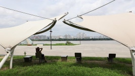 한강공원 찾은 시민들…주말에도 2.5단계 | 연합뉴스