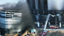 평택 냉동창고 신축공사장 화재…소방관 3명 사망 | 연합뉴스