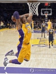 NBA 코비, 레이커스와 2년간 515억원에 재계약 | 연합뉴스