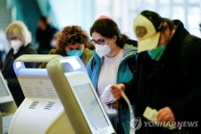 [월드&포토] 이게 얼마만…美여행객들 마스크 벗고 활짝 | 연합뉴스