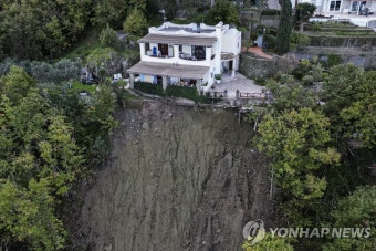 '伊 남부 섬 덮친 폭우 산사태'…8명 사망·4명 실종 | 연합뉴스