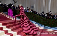 ′기상천외한 패션′…유명인들 총출동한 2022 멧 갈라 | 연합뉴스