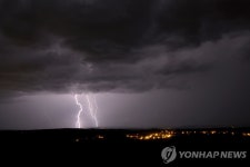 천둥·번개가 만들어 낸 레이저 쇼…사진으로 보는 8월의 하늘 | 연합뉴스