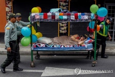 쉬어갑시다…콜롬비아 세계 게으름의 날 침대 퍼포먼스 | 연합뉴스