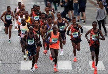 힘자게 달리는 참가자들…2024 파리 마라톤 대회 개최 | 연합뉴스