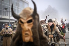 악귀를 쫓아라…불가리아 국제 가면극 축제 쿠케리 | 연합뉴스