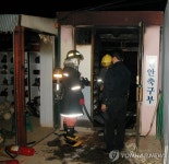 불이난 천안초 축구부숙소 입구 | 연합뉴스