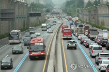 귀성체증 피해 전용차로로…승합차 렌트 인기 | 연합뉴스