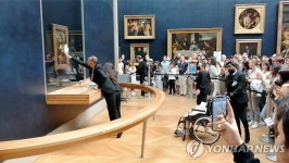 佛 루브르‘ 모나리자’ 케이크 봉변…지구 생각해달라며 던진 남성 붙잡혀 | 연합뉴스