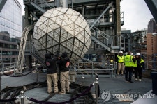 새해맞이 이브볼 설치 한창…미 뉴욕 타임스퀘어 | 연합뉴스
