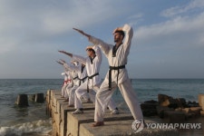 얍…어린 팔레스타인, 지중해서 태권도 훈련 | 연합뉴스