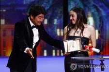 칸의 남자…韓 배우 송강호, 영화제 폐막식 시상자로 참석 | 연합뉴스