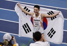 높이뛰기 우상혁, 세계실내육상선수권 우승…3년 만에 정상 탈환 | 연합뉴스