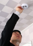 펜션 화재 감지기 점검하는 제주소방서 대원 | 연합뉴스