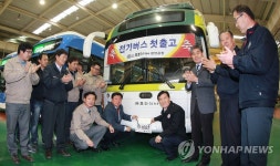 한국화이바, 함양공장 이전 후 전기저상버스 첫 생산 | 연합뉴스