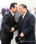 악수하는 이완구 총리와 강창일 의원 | 연합뉴스