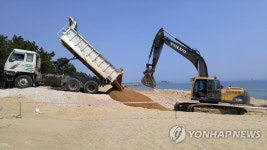속초해수욕장 양빈작업 | 연합뉴스